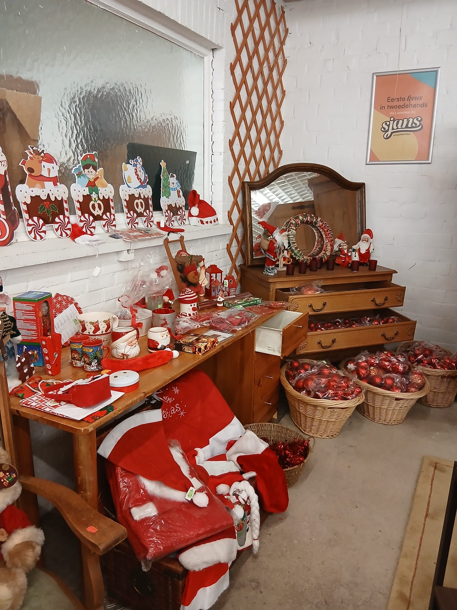 Sjans Balen kleurt helemaal rood met deze leuke kerstspullen zoals kerstmutsen, kerstmannetjes, kerstmokken, kerstballen 